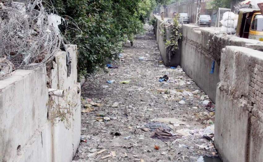لاہور: بھاٹی گیٹ گندہ نالہ کوڑا کرکٹ کے باعث بند پڑا ہے جو ..