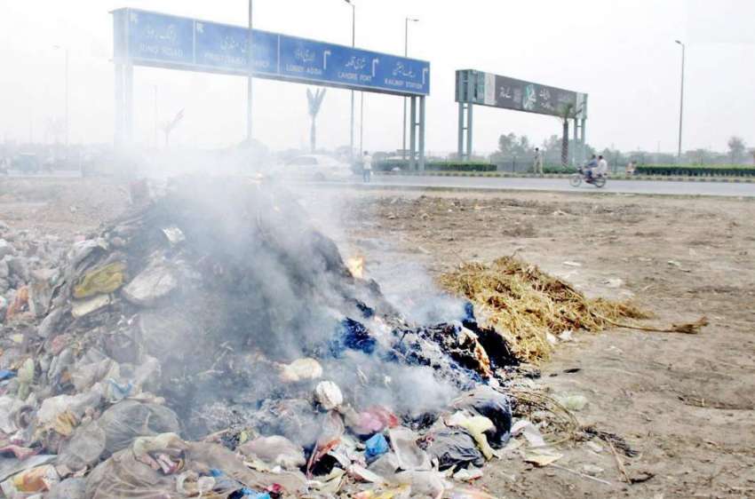 لاہور: پابندی کے باوجود راوی روڈ پر کوڑے کے ڈھیر کو آگ لگی ..