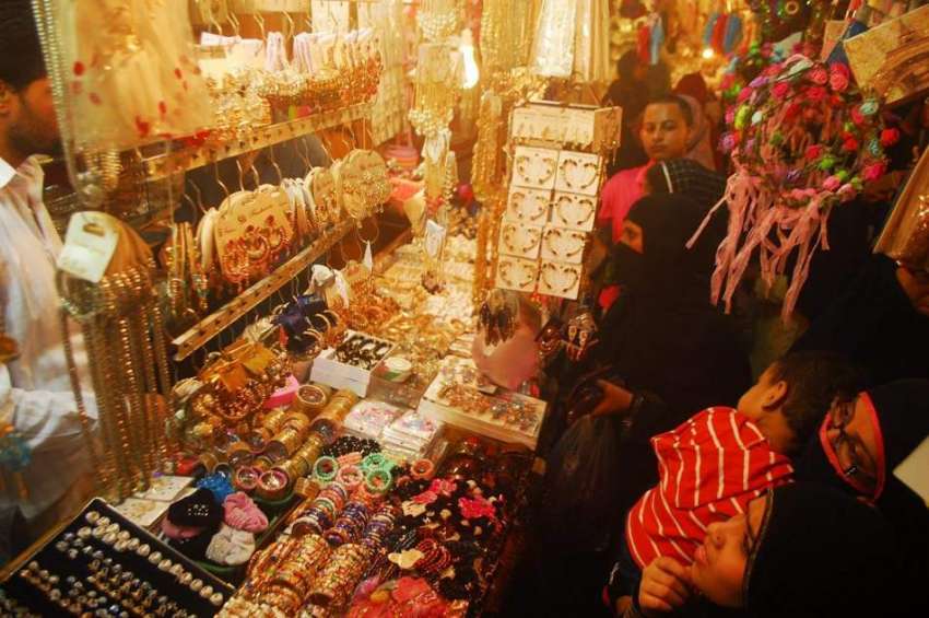 راولپنڈی: خواتین موتی بازار میں عید کی خرید و فروخت میں مصروف ..