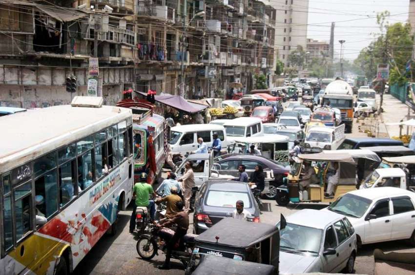 کراچی: پاکستان چوک میں ٹریفک جام کا منظر۔