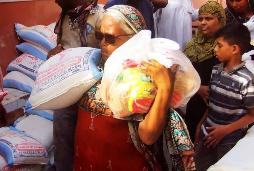 حیدر آباد: خواتین سستا رمضان بازار سے راشن خرید کر لیجا رہی ..