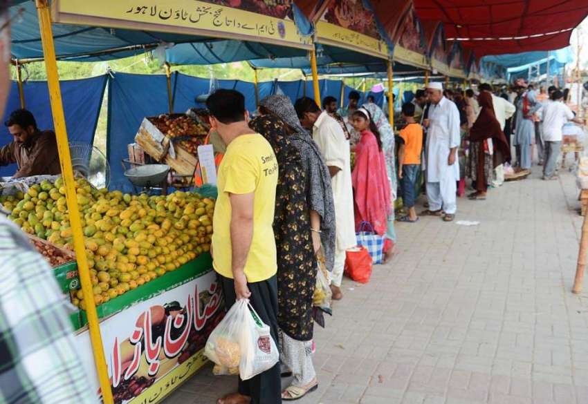 لاہور: شہری شادمان رمضان بازار سے خرید و فروخت میں مصروف ..