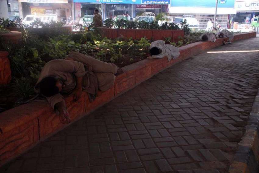 راولپنڈی: شہری دوپہر کے وقت گرمی کی شدت سے بچنے کے لیے درختوں ..