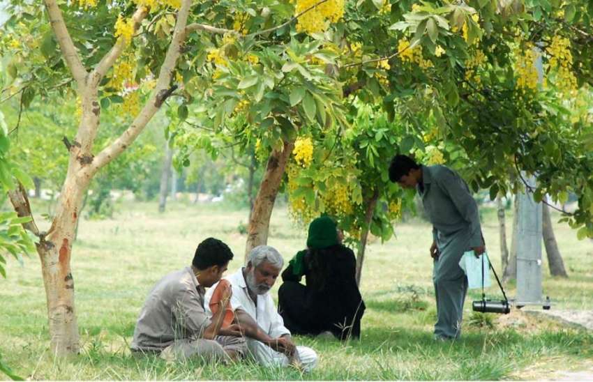 راولپنڈی: گرمی کی شدت سے بچنے کے لیے شہری درختوں کے سائے ..