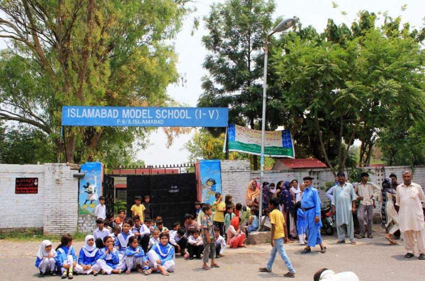 اسلام آباد: طالبات اپنے سکول کے باہر مطالبات کے حق میں احتجاجی ..