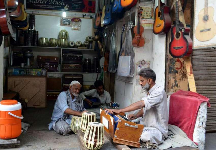 لاہور: محنت کش موسیقی کے آلات بجا رہے ہیں۔