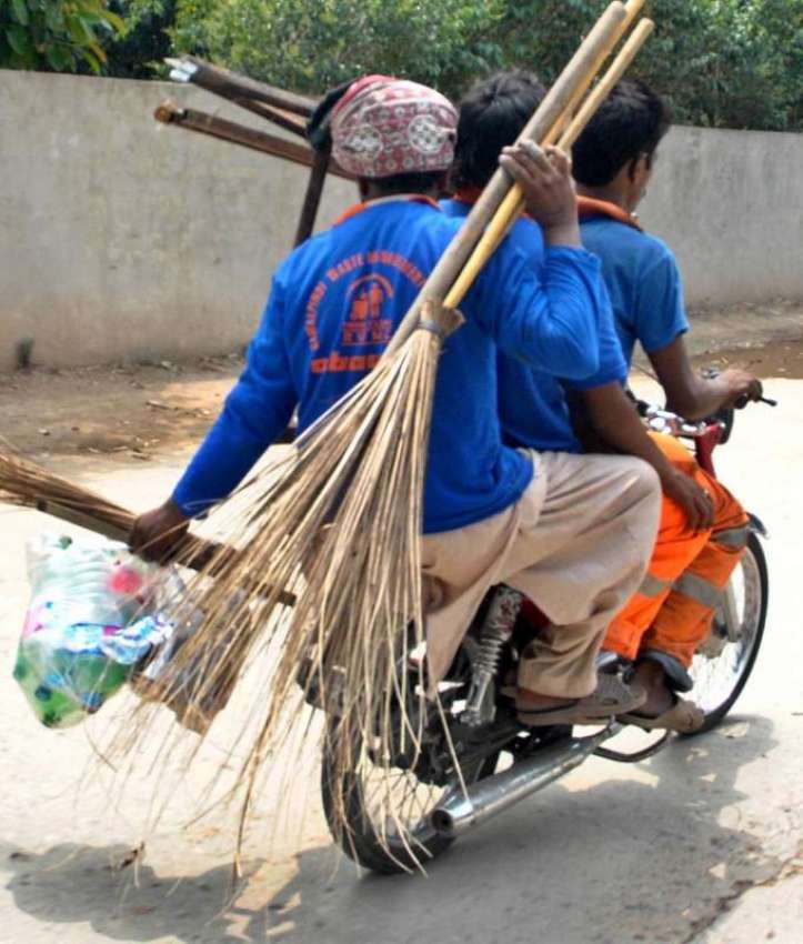 راولپنڈی: سویپر صفائی کا سامان اٹھائے اپنی منزل کی جانب ..