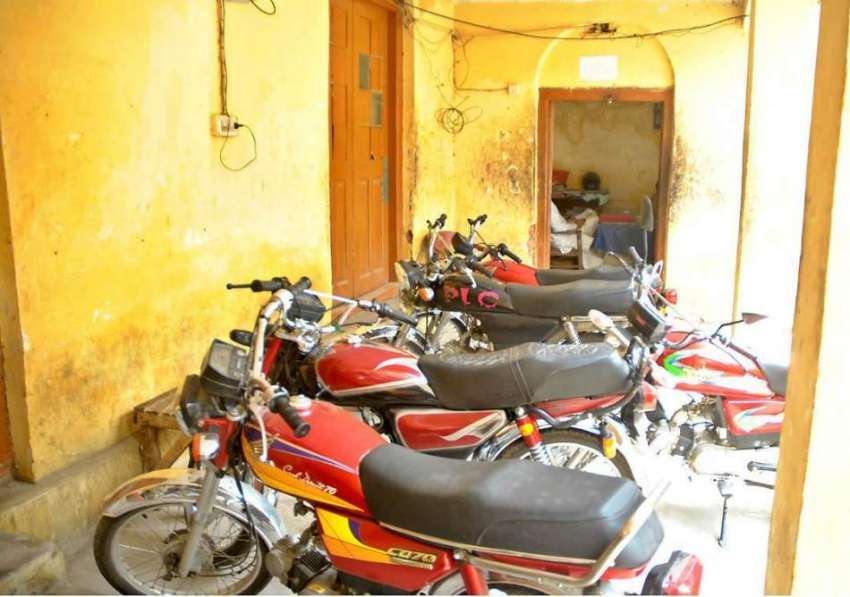 راولپنڈی: تحصیل آفس کے برآمدہ میں موٹر سائیکل پارک کیے گئے ..