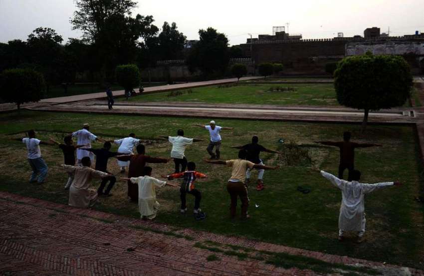 لاہور: یوگا کے عالمی دن کے موقع پر شالا مار باغ میں شہری یوگا ..