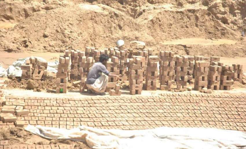 راولپنڈی: گرجا کے قریب بھٹے میں مزدور دھوپ میں بیٹھا کام ..