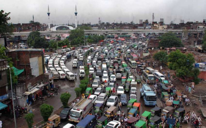 لاہور: صوبائی دارالحکومت میں بارش کے بعد بھاٹی چوک میں ٹریفک ..