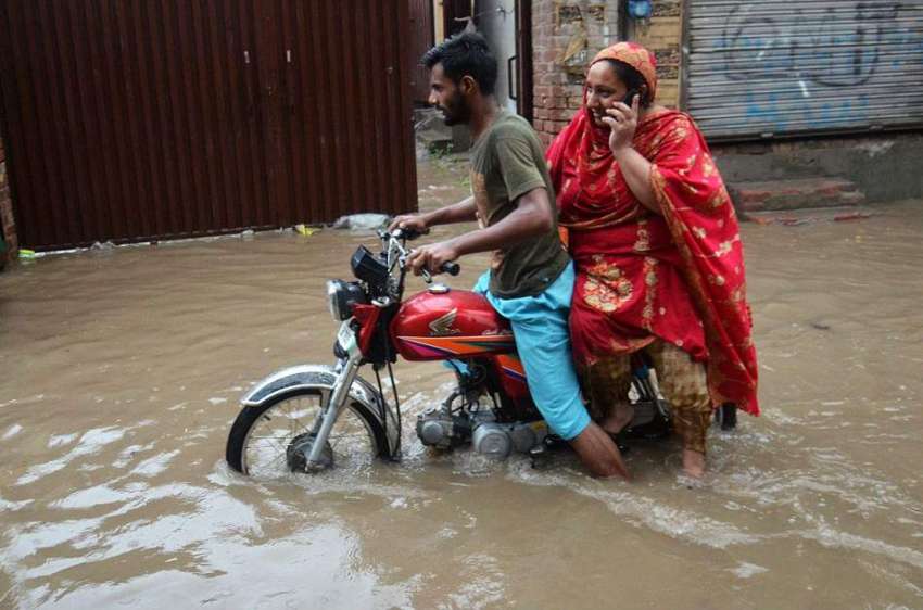 لاہور: صوبائی دارالحکومت میں تیز دھار بارش کے بعد سڑکوں ..