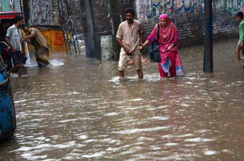 لاہور: صوبائی دارالحکومت میں تیز دھار بارش کے بعد سڑکوں ..