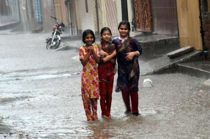 لاہور: بچیاں تیز بارش میں نہار کر لطف اندوز ہو رہی ہیں۔