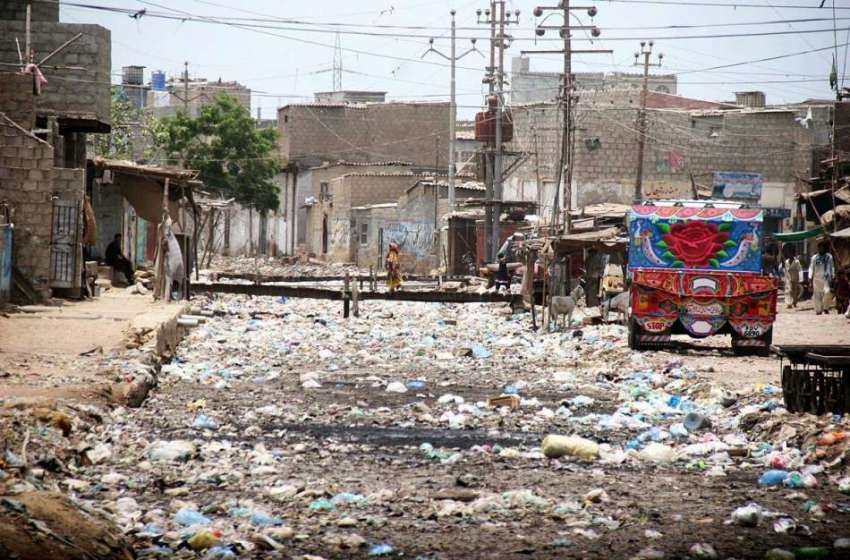 کراچی: مچھر کالونی میں گندا نالہ کوڑا کرکٹ سے بند پڑا جو ..