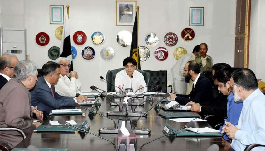 اسلام آباد: وزیر داخلہ چوہدری نثار علی خان شناختی کارڈز ..