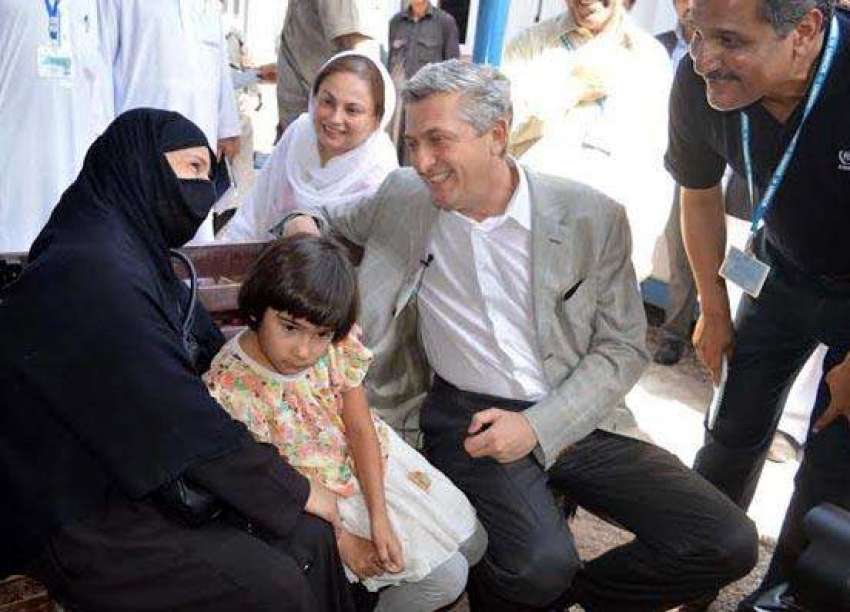 پشاور: اقوام متحدہ کے ہائی کمشنر افغان مہاجر خاتون سے گفتگو ..