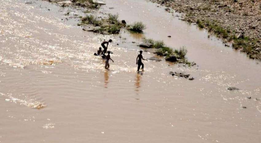 راولپنڈی: دریائے سواں میں بچے نہا رہے ہیں۔