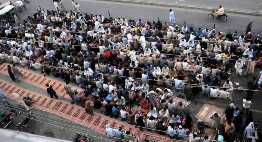 راولپنڈی: مخیرحضرات کی جانب سے روڈ کنارے افطاری دی جا رہی ..