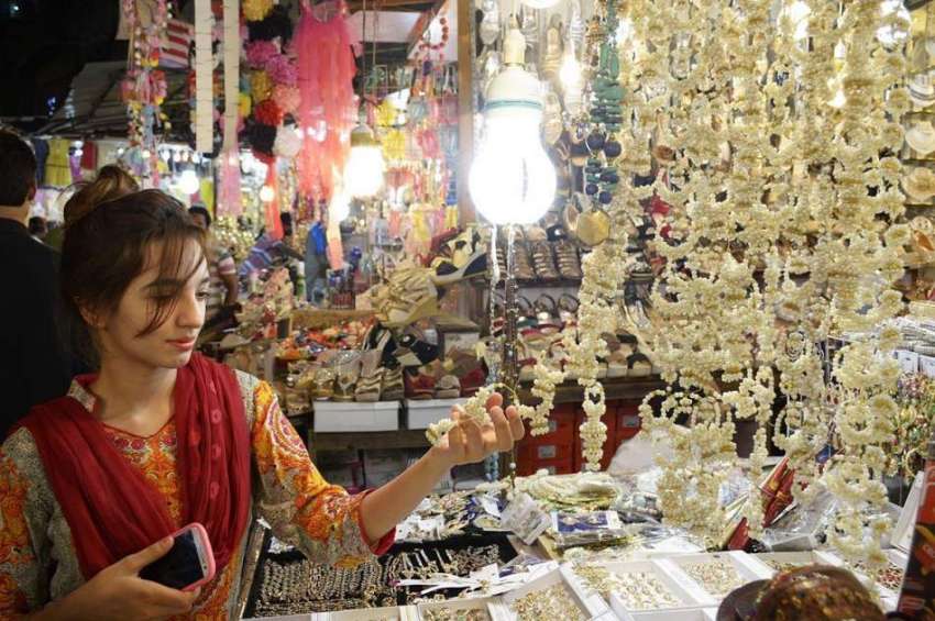 لاہور: خاتون عید کی خرید و فروخت میں مصروف ہے۔