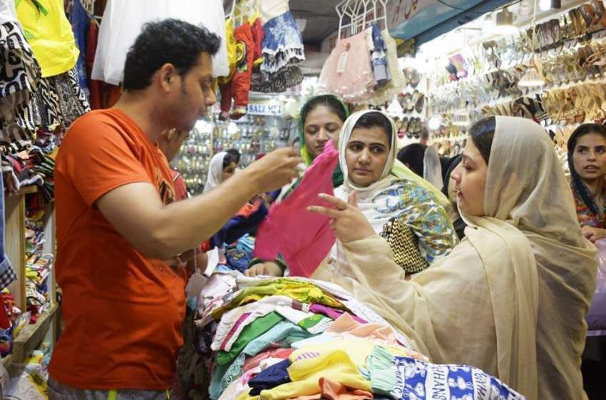 لاہور: خواتین عید کی خرید و فروخت میں مصروف ہیں۔