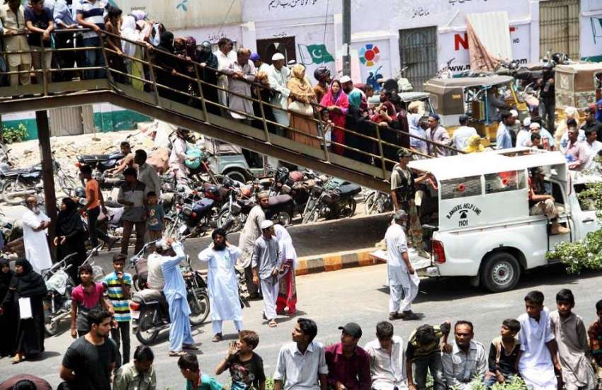 کراچی: لوگوں کی بڑی تعداد مقتول قوال امجد صابری کا آخری دیدار ..