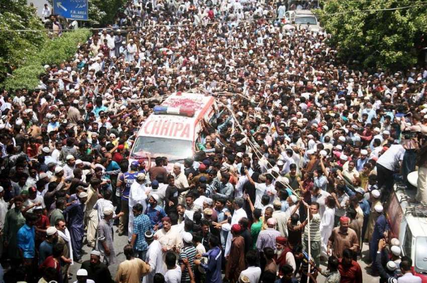 کراچی: امجد صابری کا جسد خاکی تدفین کے لیے قبرستان کی جانب ..