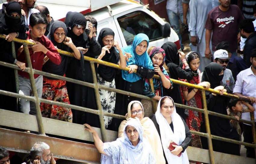 کراچی: لوگوں کی بڑی تعداد مقتول قوال امجد صابری کا آخری دیدار ..