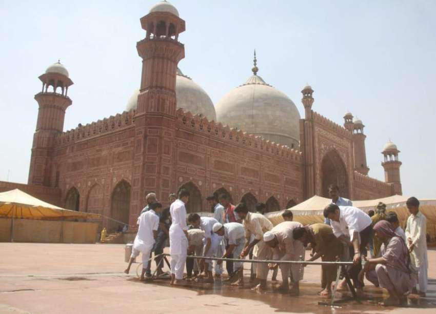 لاہور: بادشاہی مسجد کے احاطہ میں شہری نماز جمعہ کی ادائیگی ..