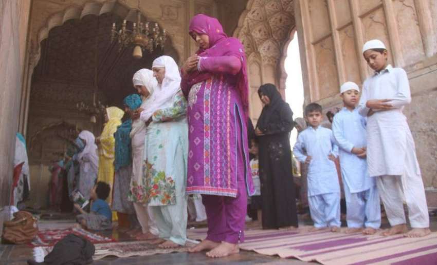 لاہور: بادشاہی مسجد میں خواتین نماز جمعہ کی ادائیگی کر رہی ..