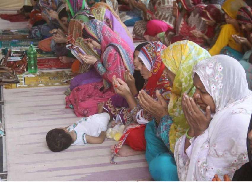 لاہور: بادشاہی مسجد میں خواتین نماز جمعہ کی ادائیگی کے موقع ..