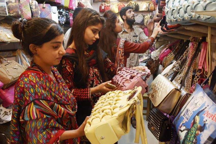 لاہور: عید کی تیاریوں میں مصروف شہری خریداری کر رہے ہیں۔