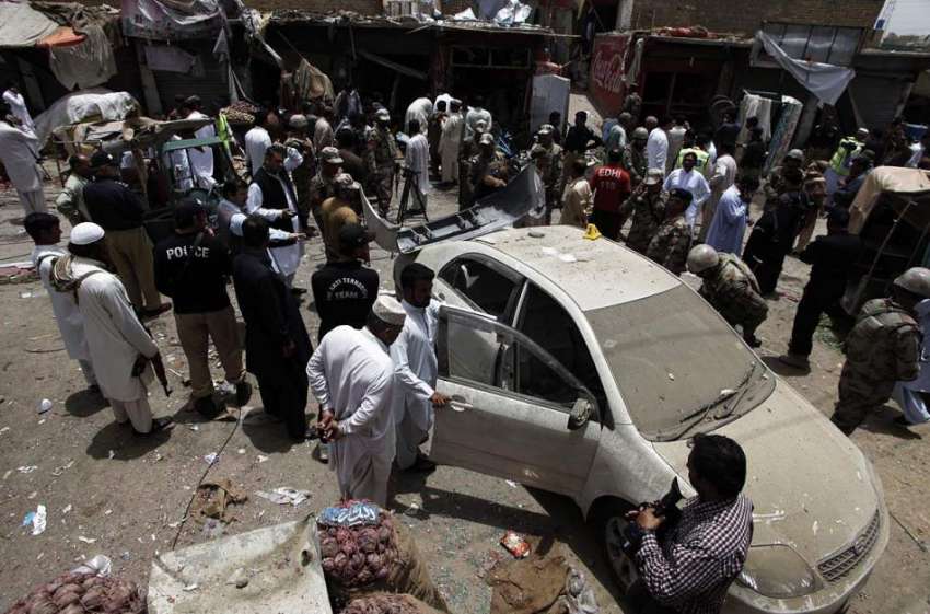 کوئٹہ: عالمو چوک میں بم دھماکہ کے بعد سیکیورٹی اہلکار شواہد ..