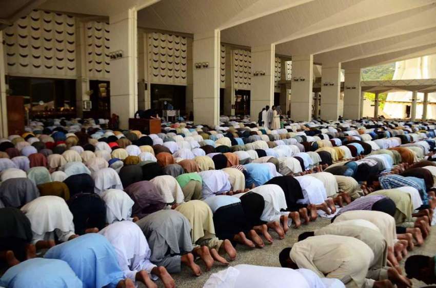 اسلام آباد: شہری فیصل مسجد میں رمضان المبارک کے تیسرے جمعةالمبارک ..