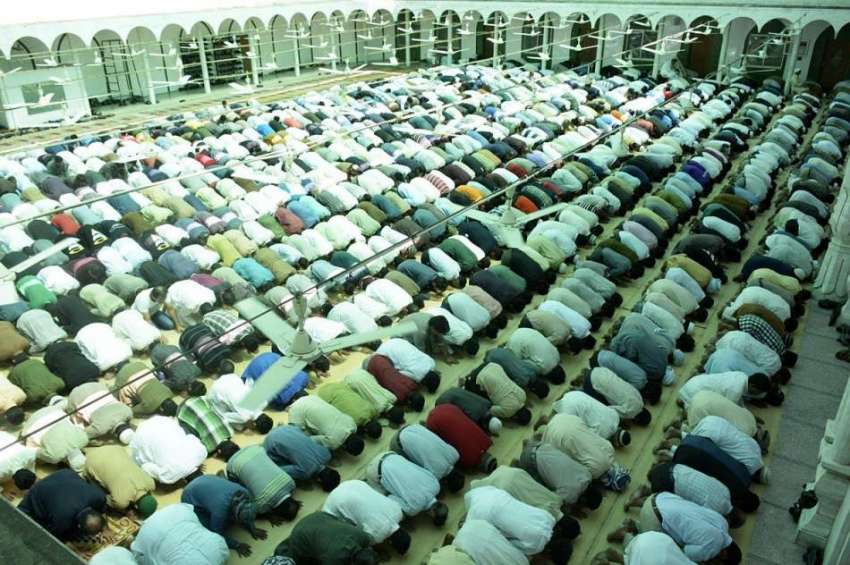 لاہور: مسجد دارالعلم حنفیہ میں نماز جمعہ ادا کی جا رہی ہے۔