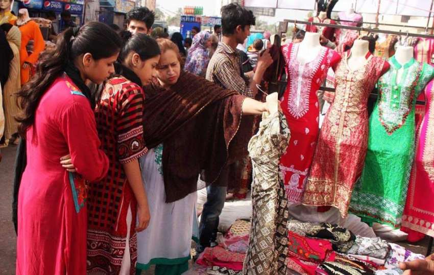 کراچی:عید کی تیاریوں میں مصروف خواتین کپڑے خرید رہی ہیں۔