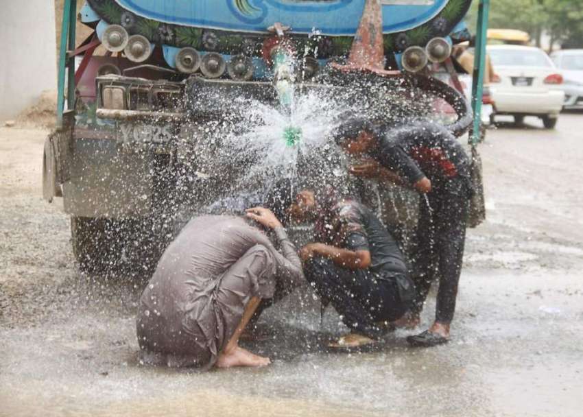 لاہور: نوجوان گرمی کی شدت کم کرنے کے لیے نہا رہے ہیں۔