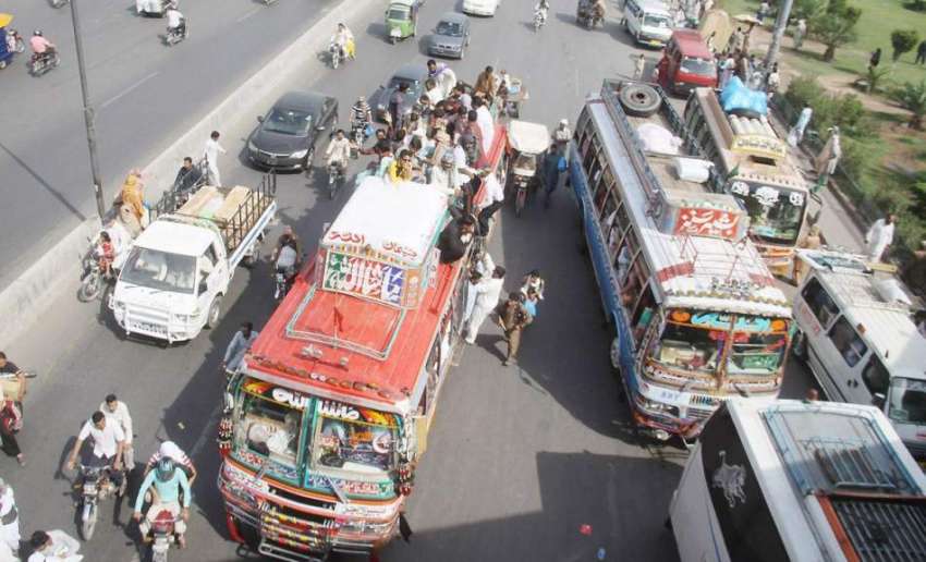 لاہور: شہری خطرناک طریقے سے بس کی چھت پر سوار ہو کر سفر کر ..