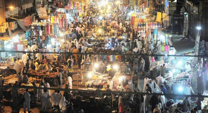راولپنڈی: شہری افطاری کے بعد باڑہ مارکیٹ سے عید کی خریداری ..