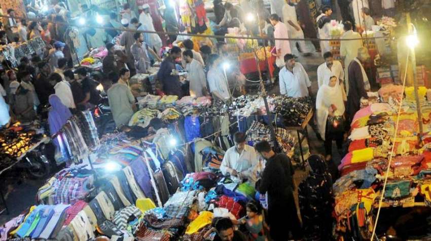 راولپنڈی: شہری افطاری کے بعد باڑہ مارکیٹ سے عید کی خریداری ..