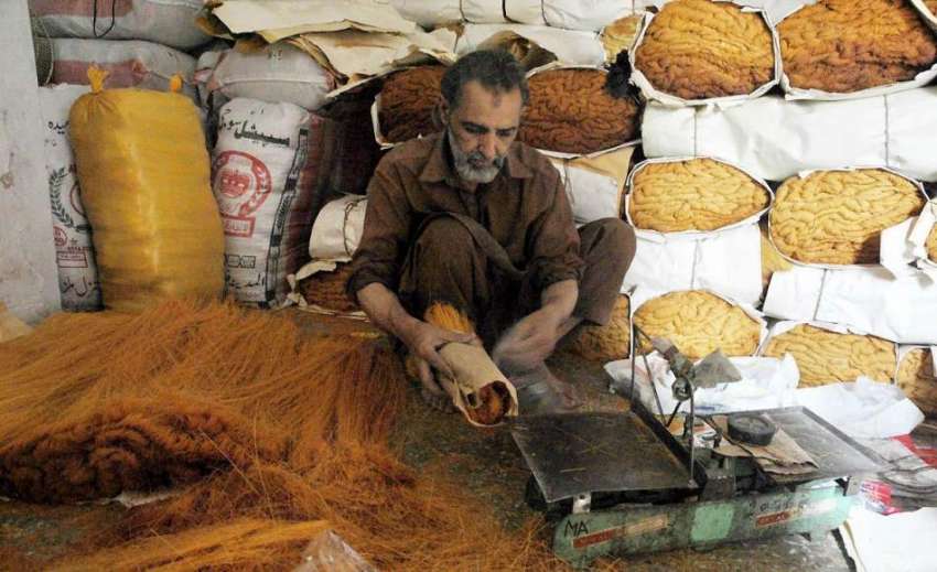 راولپنڈی: مقامی کارخانے میں ایک مزدور سویاں پیک کرنے میں ..