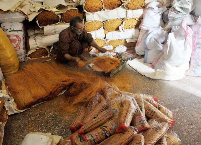 راولپنڈی: مقامی کارخانے میں ایک مزدور سویاں پیک کرنے میں ..