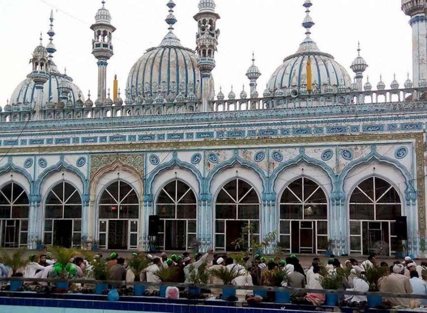راولپنڈی: قدیمی جامع مسجد میں لوگ نماز کے لیے جمع ہیں۔