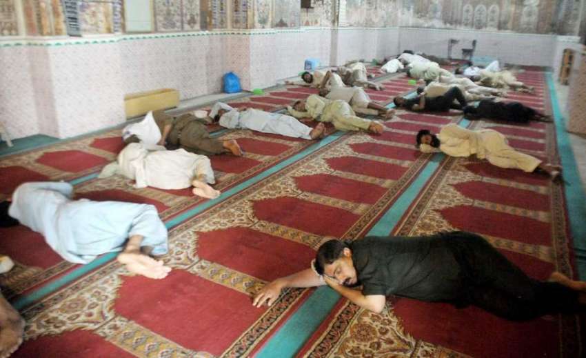 راولپنڈی: گرمی کی شدت کے باعث روزہ دار قدیمی جامع مسجد میں ..