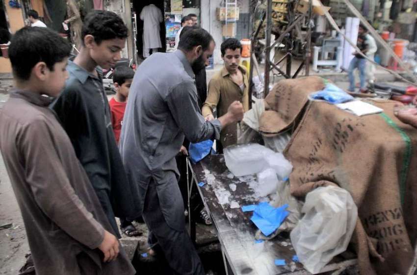 راولپنڈی: گرمی کی شدت میں اضافے کے باعث شہری افطاری کے لیے ..