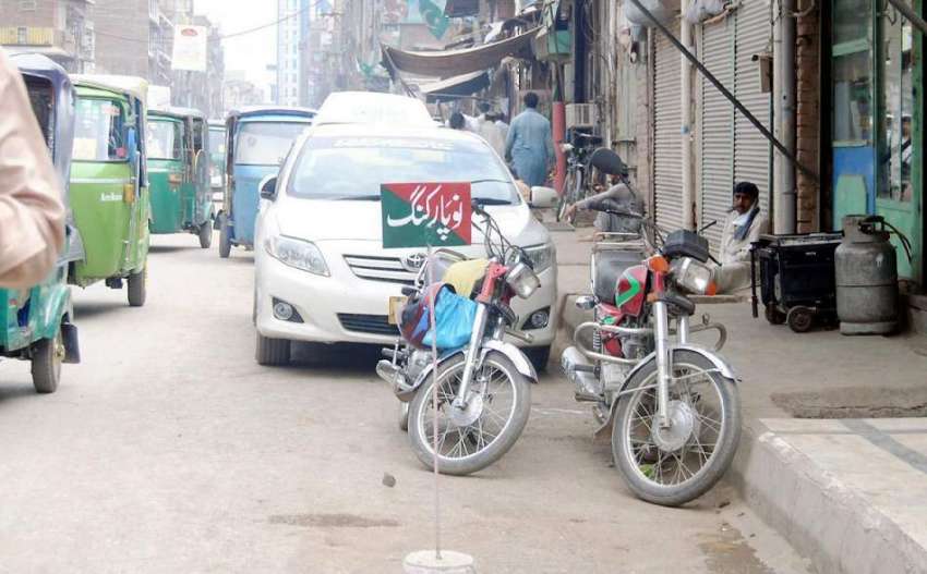 پشاور: شعبہ چوک میں نو پارکنگ کا بورڈ لگانے کے باوجود گاڑیاں ..