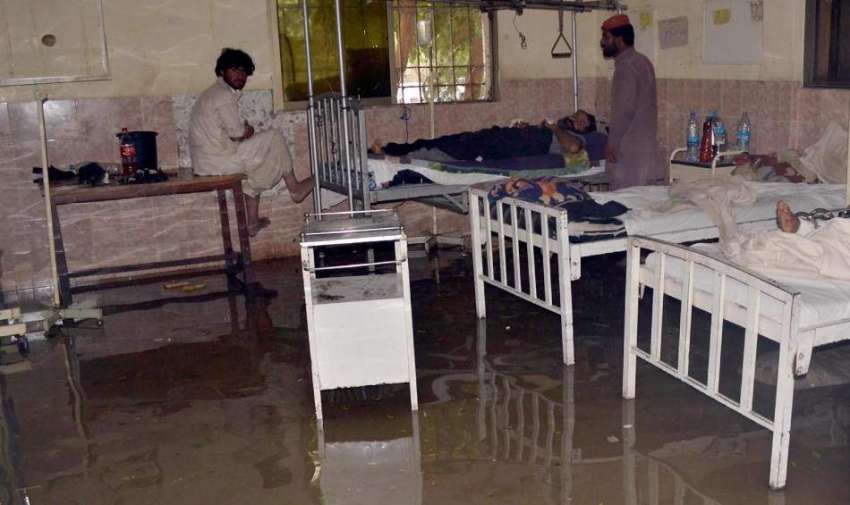 کوئٹہ: شدید بارش کے بعد پانی سول ہسپتال کی وارڈ میں داخل ..