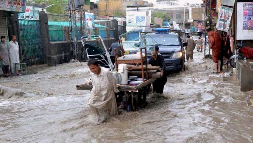 کوئٹہ: شدید بارش کے بعد سڑک پر کھڑے پانی کا منظر۔