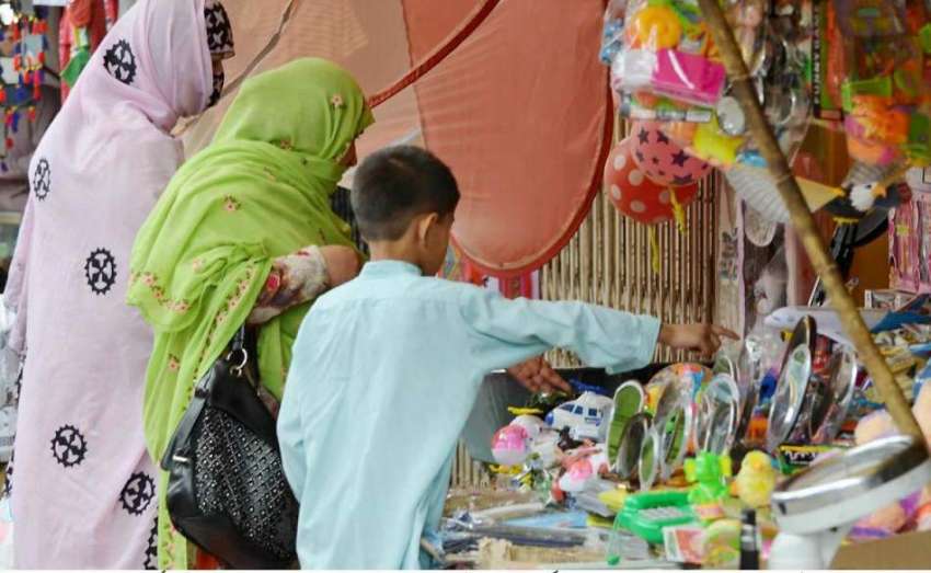 کوئٹہ: لیاقت بازار میں خواتین عید کے لیے شاپنگ کرنے میں مصروف ..
