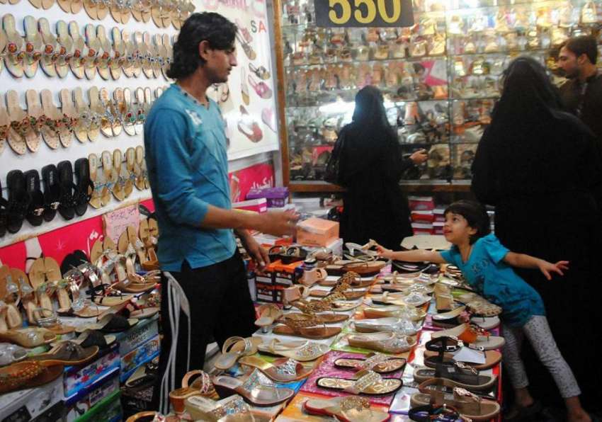 حیدر آباد: عید کی تیاریوں میں مصروف شہری خریداری کر رہے ہیں۔